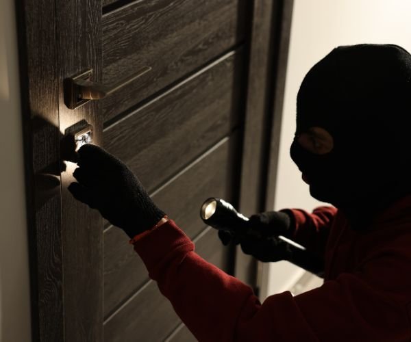 Einbruchsversuch an einer Wohnungstür bei Nacht